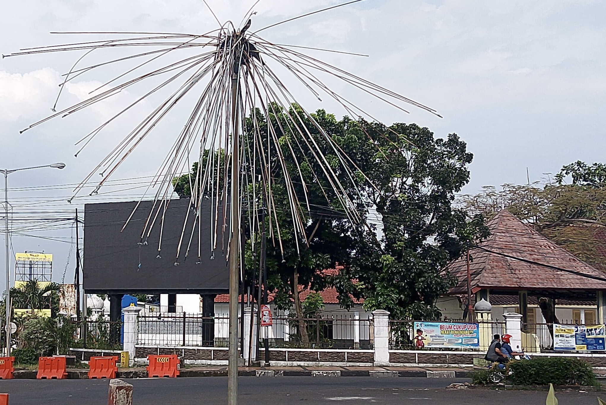Miris, Lampu Hias & Penerangan Dibiarkan Rusak Kondisi lampu hias di Alun-alun Pandeglang, terlihat tidak terawat dan dibiarkan mati total. Hingga kini tak ada perbaikan yang dilakukan pihak Pemda Pandeglang.