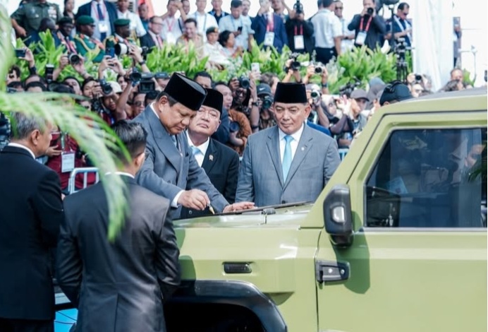 Presiden Prabowo saat peluncuran mobil taktis MV3-EV “PANDU”. Foto : Ist