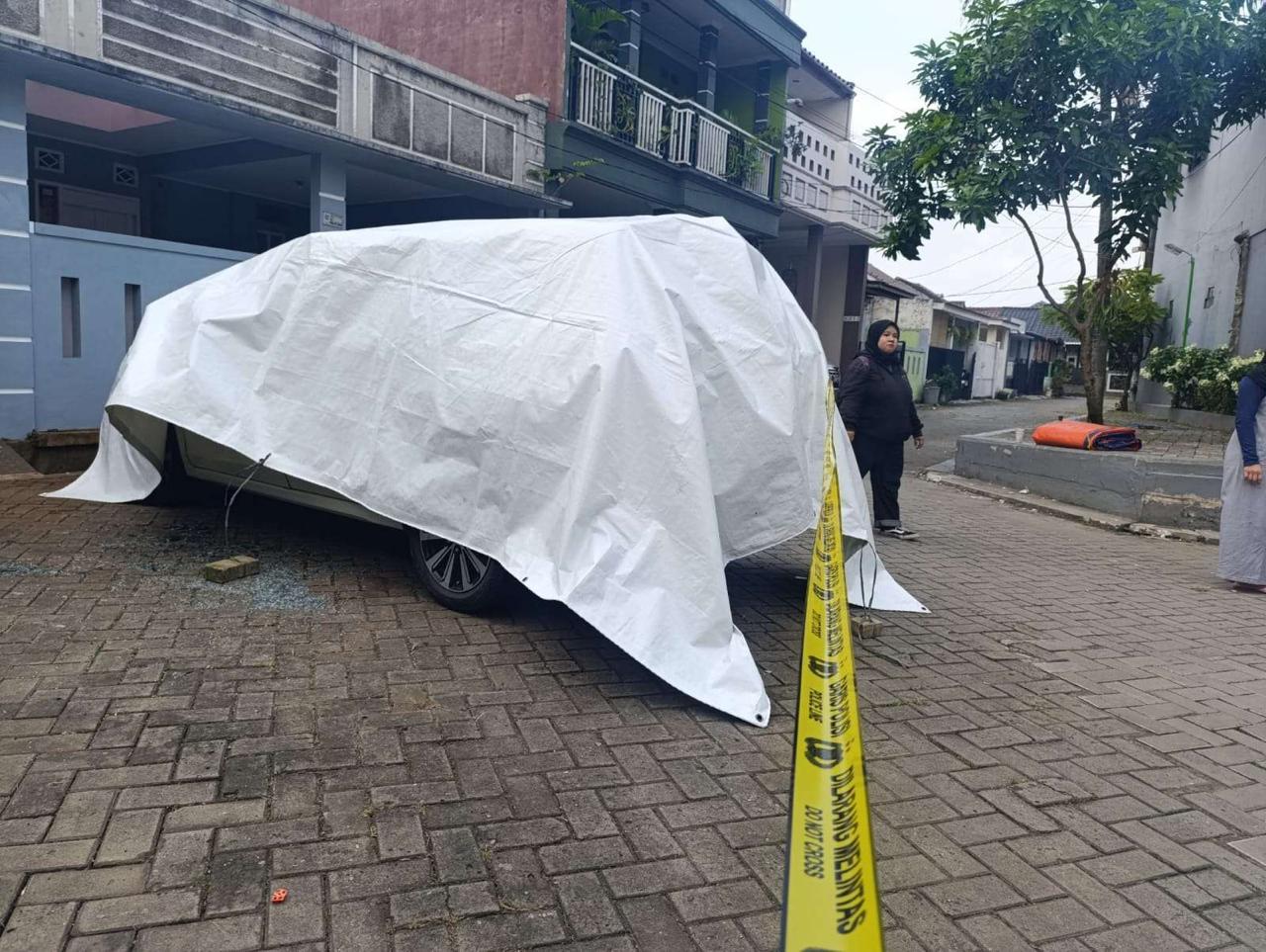 Satu ini mobil meledak di Pondok Aren, mengakibatkan seorang lansia yang berada di dalam mobil meninggal dunia.