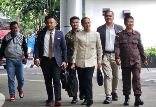 Nadiem Makarim Penuhi Panggilan Ke Kejagung Mantan Menteri Nadiem Makarim saat tiba di kantor Kejagung. Foto : Ist