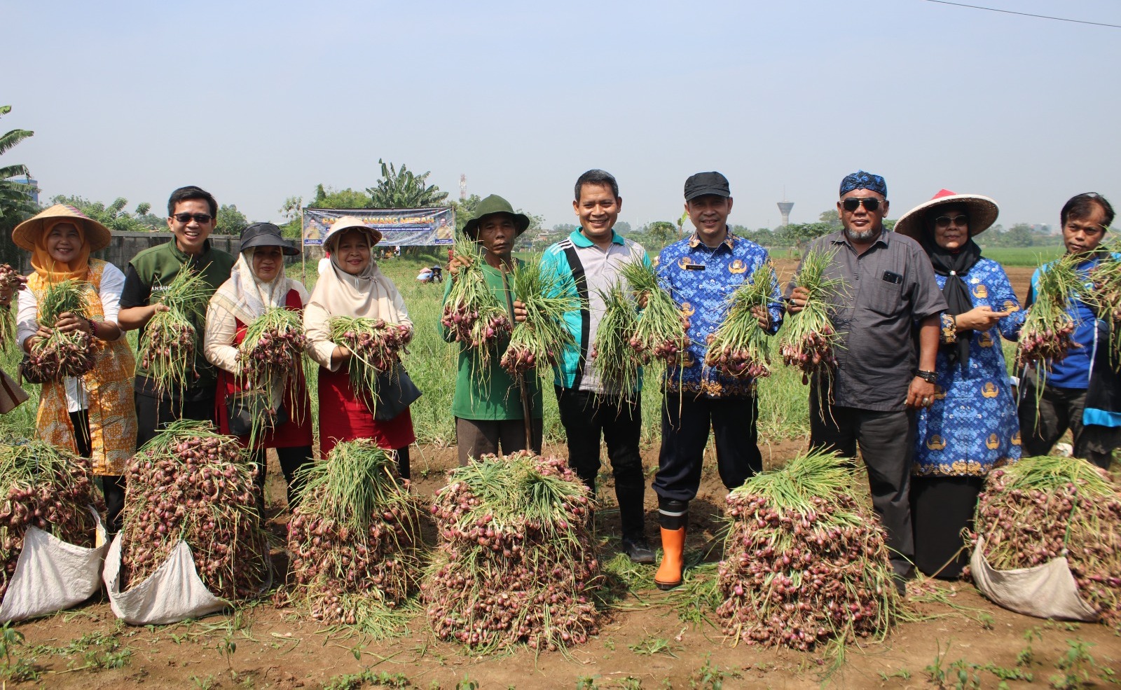 Para petani di Kecamatan Neglasari, Kota Tangerang tampak menunjukan hasil panen bawang merah sebanyak 1,5 ton yang mereka garap di lahan seluas 2.000 meter persegi pada Senin (2/6).