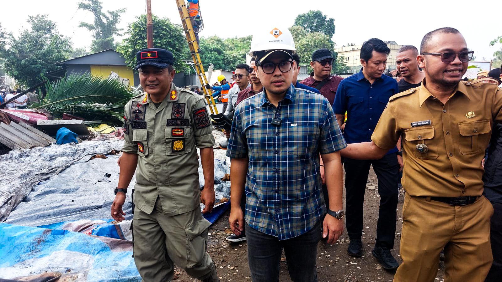 Pembongkaran Bangunan Liar di Roxy Sempat Diwarnai Kericuhan Proses eksekusi dihadiri langsung Wakil Walikota Tangsel, Pilar Saga Ichsan beserta seluruh jajaranmya, Senin (23/6/2025). (tangselpos.id/rmn)