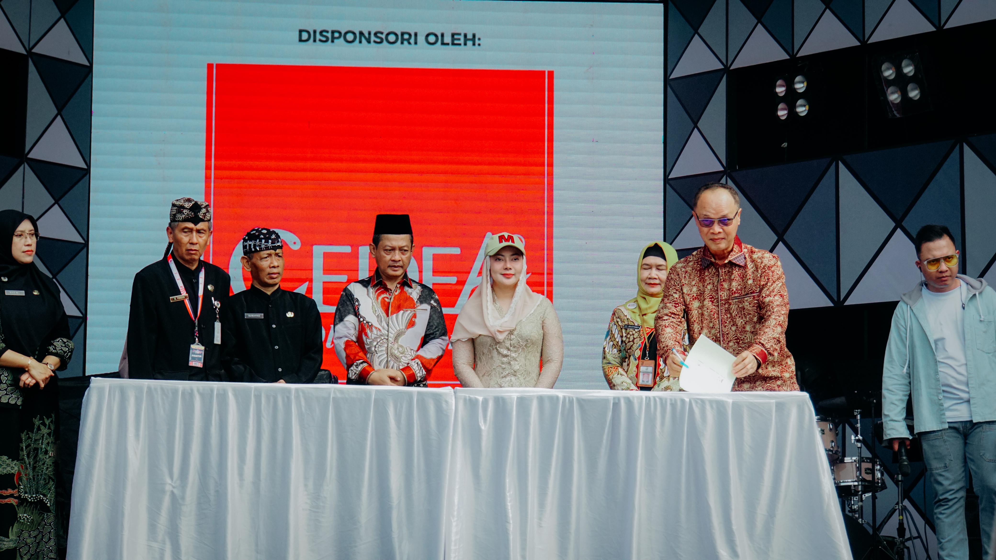 Pemkab Serang-Brebes Kerja Sama Tingkatkan Produktivitas Bawang Pemkab Serang-Brebes Kerja Sama Tingkatkan Produktivitas Bawang peningkatan produktivitas bawang, di Alun - Alun Kabupaten Brebes, Jawa Tengah pada Sabtu (28/6). Foto : Ist