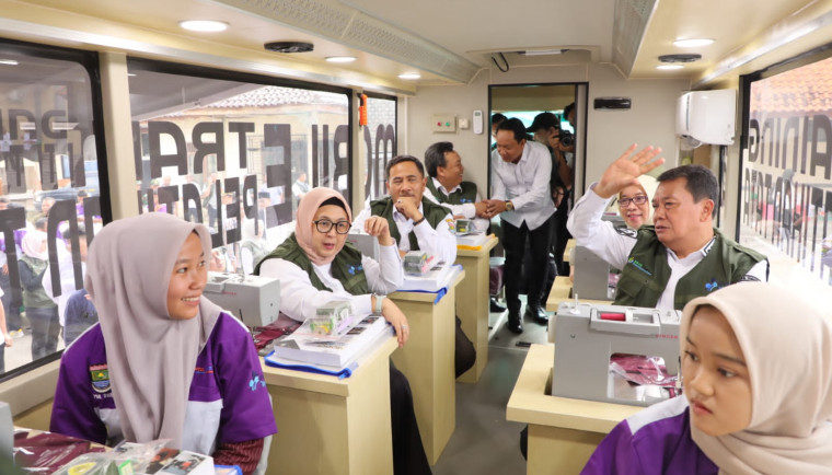 Bupati Tangerang, Moch. Maesyal Rasyid bersama Wakil Bupati Tangerang, Intan Nurul Hikmah, tampak menaiki Mobile Training Unit (MTU) Pelatihan Tata Busana UPTD Latihan Kerja milik Dinas Tenaga Kerja (Disnaker) setempat usai diluncurkan pada Rabu (4/6).