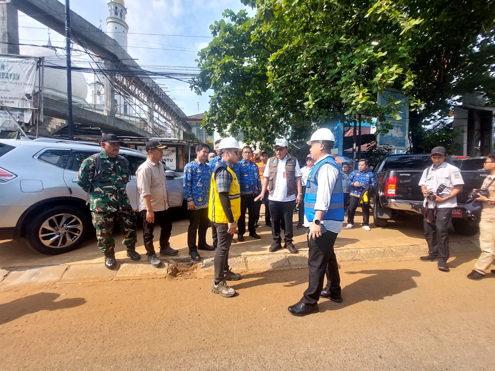 Wakil Wali Kota Tangsel, Pilar Saga Ichsan saat meninjau lokasi banjir di Rawa Buntu, Senin (2/6)