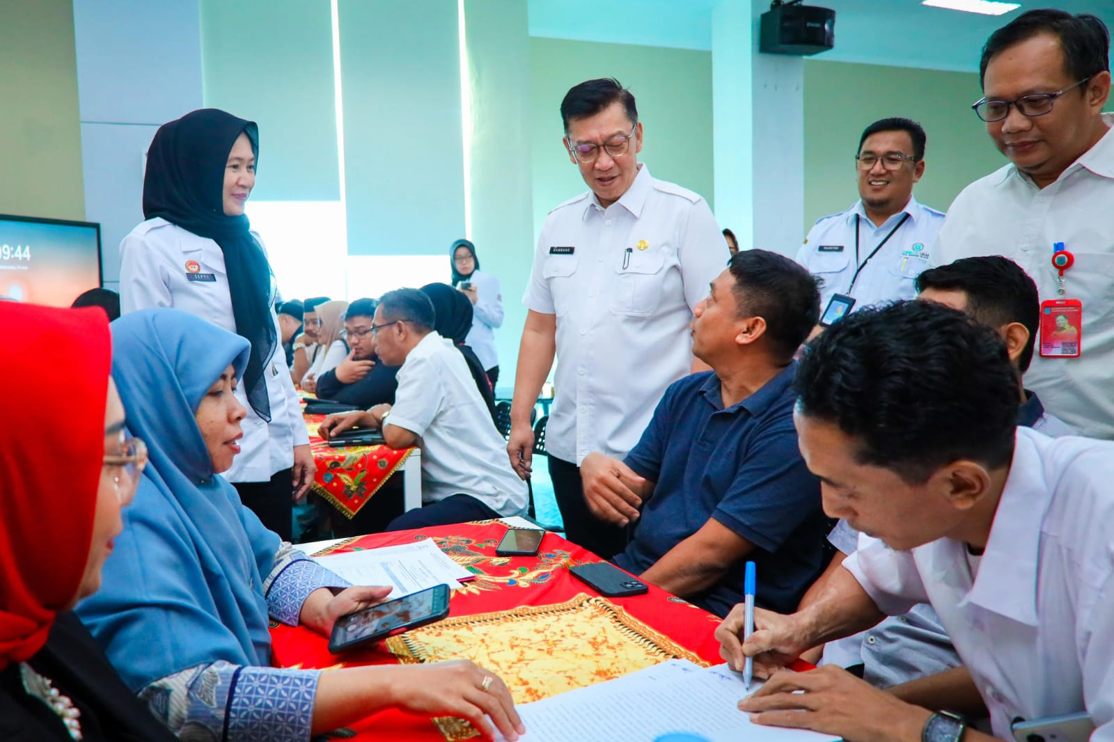 Sekda Kota Tangsel, Bambang Noertjahjo saat mendampingi pengurus Koperasi Merah Putih dalam pembentukan badan hukum di Galeri Koperasi dan UMKM Kota Tangsel, Rabu (4/6)