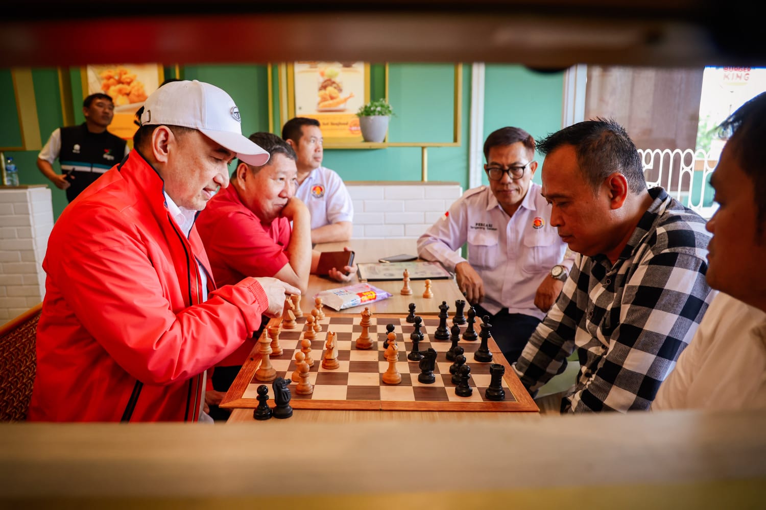 Pemprov Banten Giatkan Pencarian Bibit Unggul Atlet Catur Wagub Banten A Dimyati menghadiri Ngeround Beregu se-Banten Bersama di Hokben Bintaro Jaya. Foto : Ist