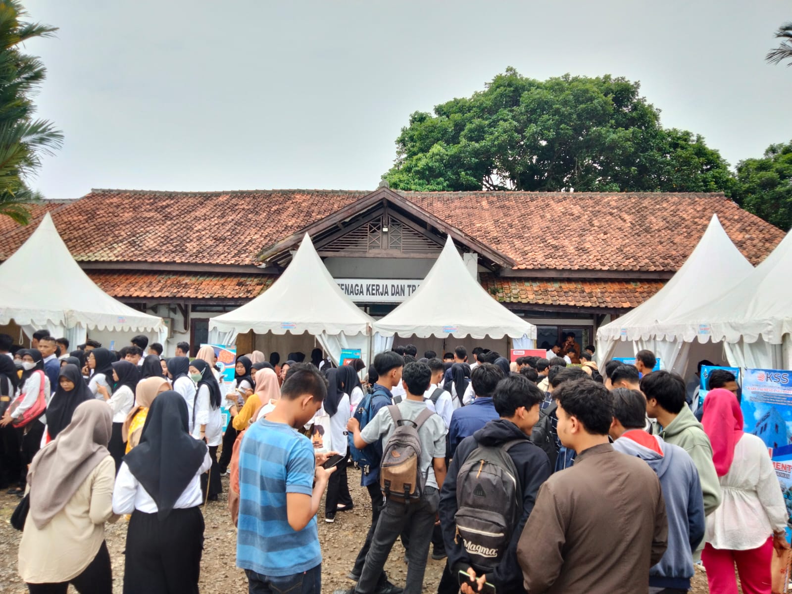 Para pencari kerja sedang menyerbu job fair yang ada di Disnakertrans Kabupaten Pandeglang, beberapa waktu lalu.