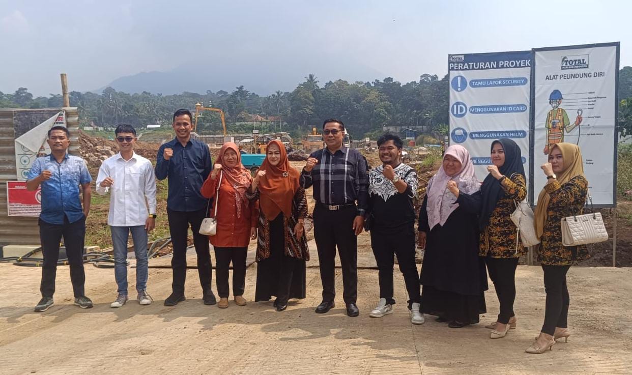 Usai melakukan kunjungan kerja, pihak Komisi I DPRD Pandeglang bersama jajaran PT. Mayora, sedang berfoto di depan pembangunan pabrik Mayora, Kamis (12/6).