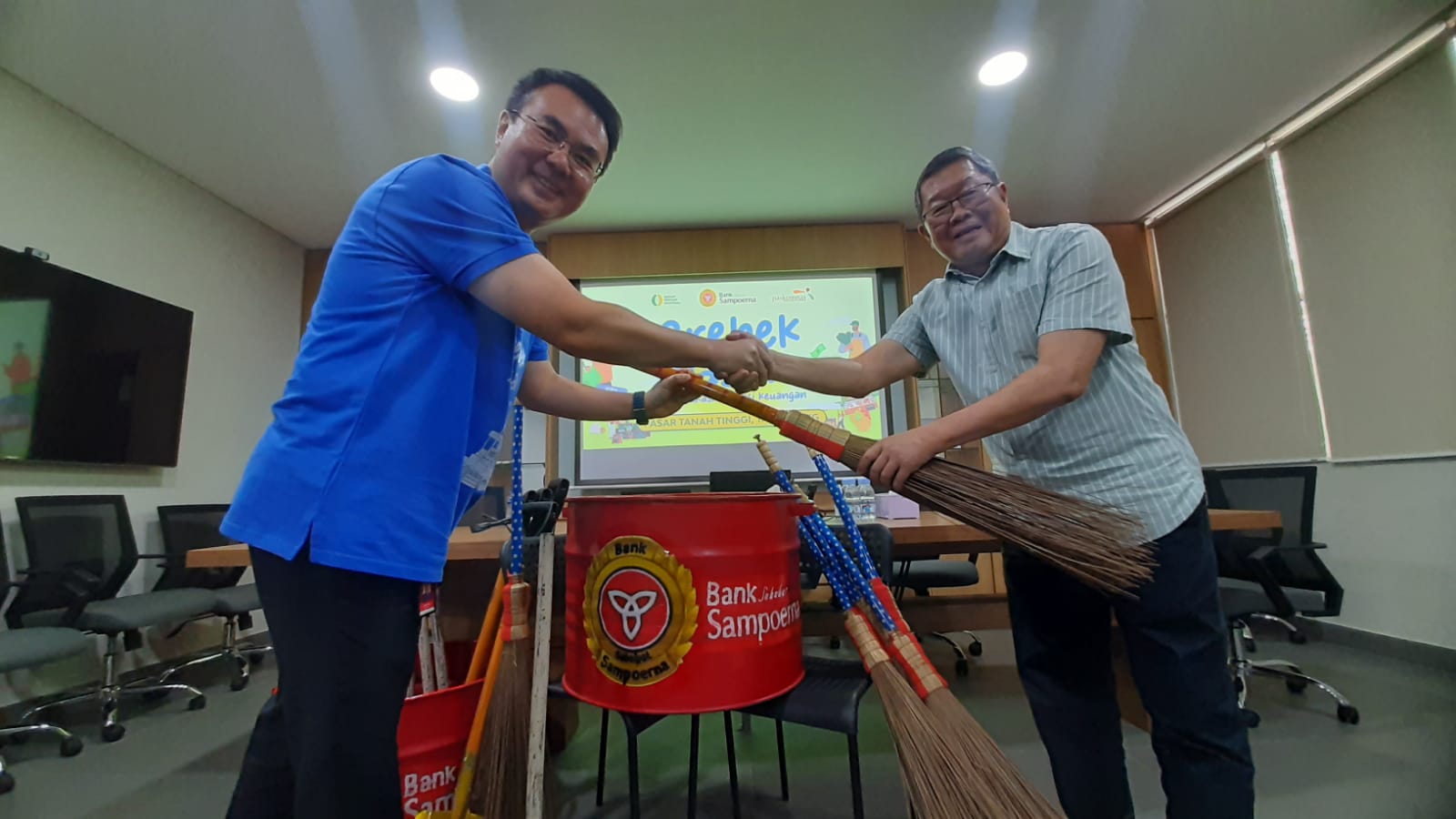 Bank Sampoerna Bersih-Bersih di Pasar Induk Tanah Tinggi, Tangerang, Banten. (tangselpos.id/irw)