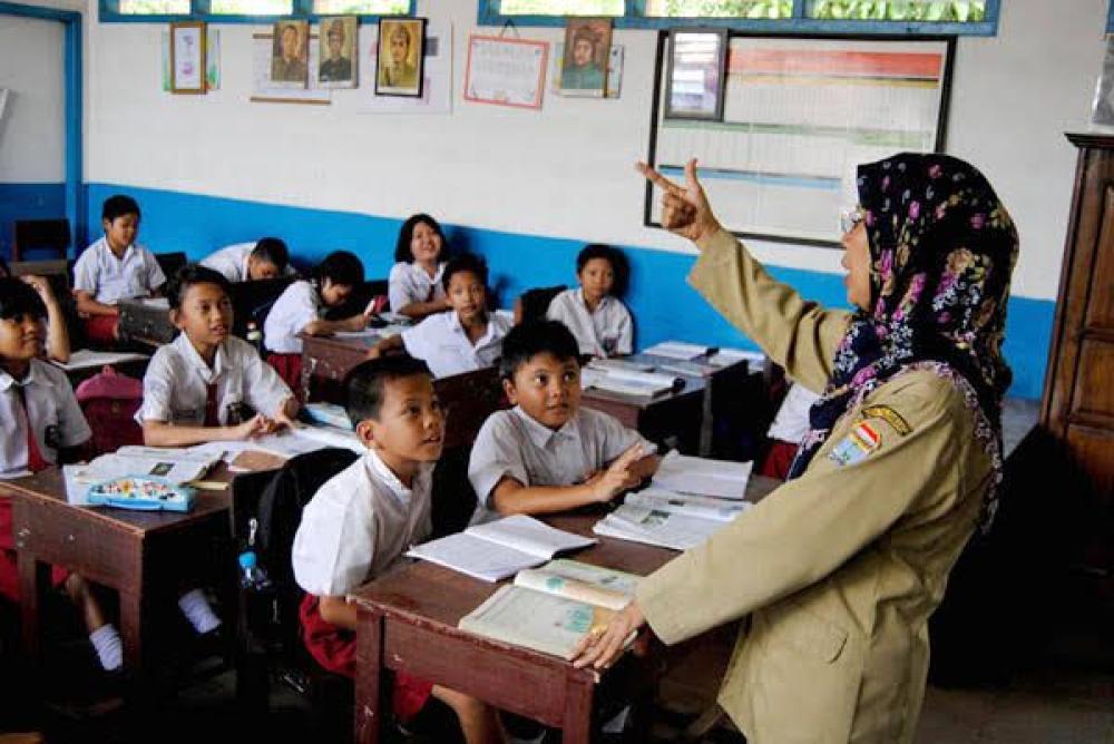 Perpanjangan Usia Pensiun Guru, Manfaatnya Apa..? Ilustrasi guru mengajar. Foto : Ist