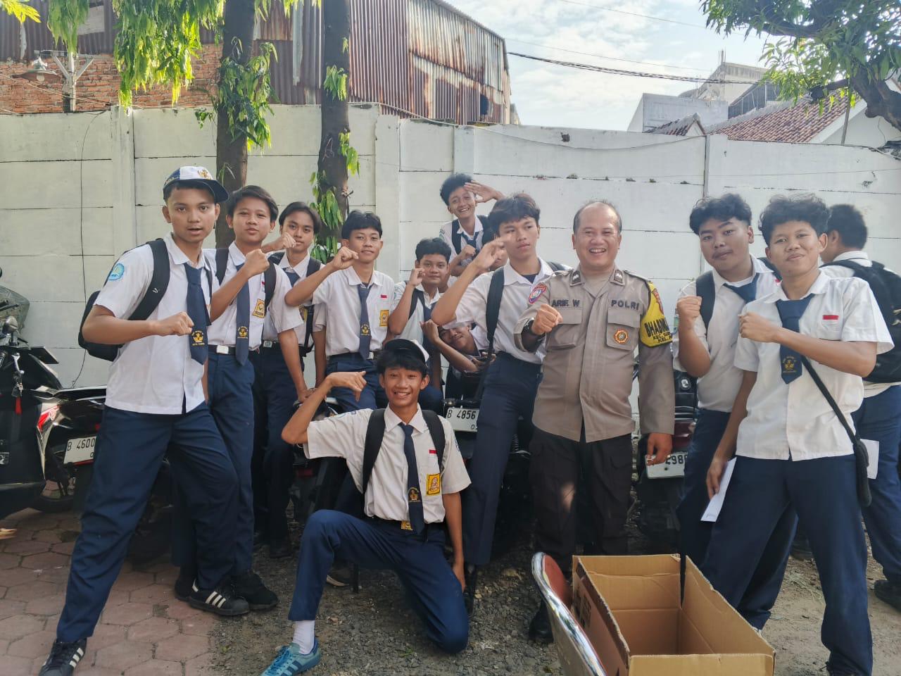 Polisi Sosialisasi Program Cetar Di SMPN 16 Tangsel Polres Tangsel kembali lakukan sosialisasi Cetar ke para pelajar, seperti pelajar SMPN 16 Kota Tangsel.