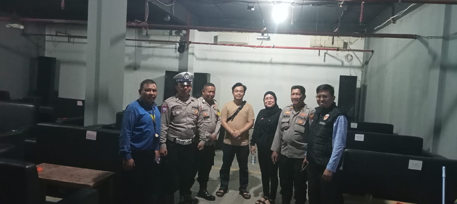 Polisi Tutup Karaoke Di Basement Plaza Ciputat Polsek Ciputat Timur menutup tempat karoke di Ciputat yang dinilai meresahkan warga lantaran menjual minuman keras dan juga menyediakan wanita.