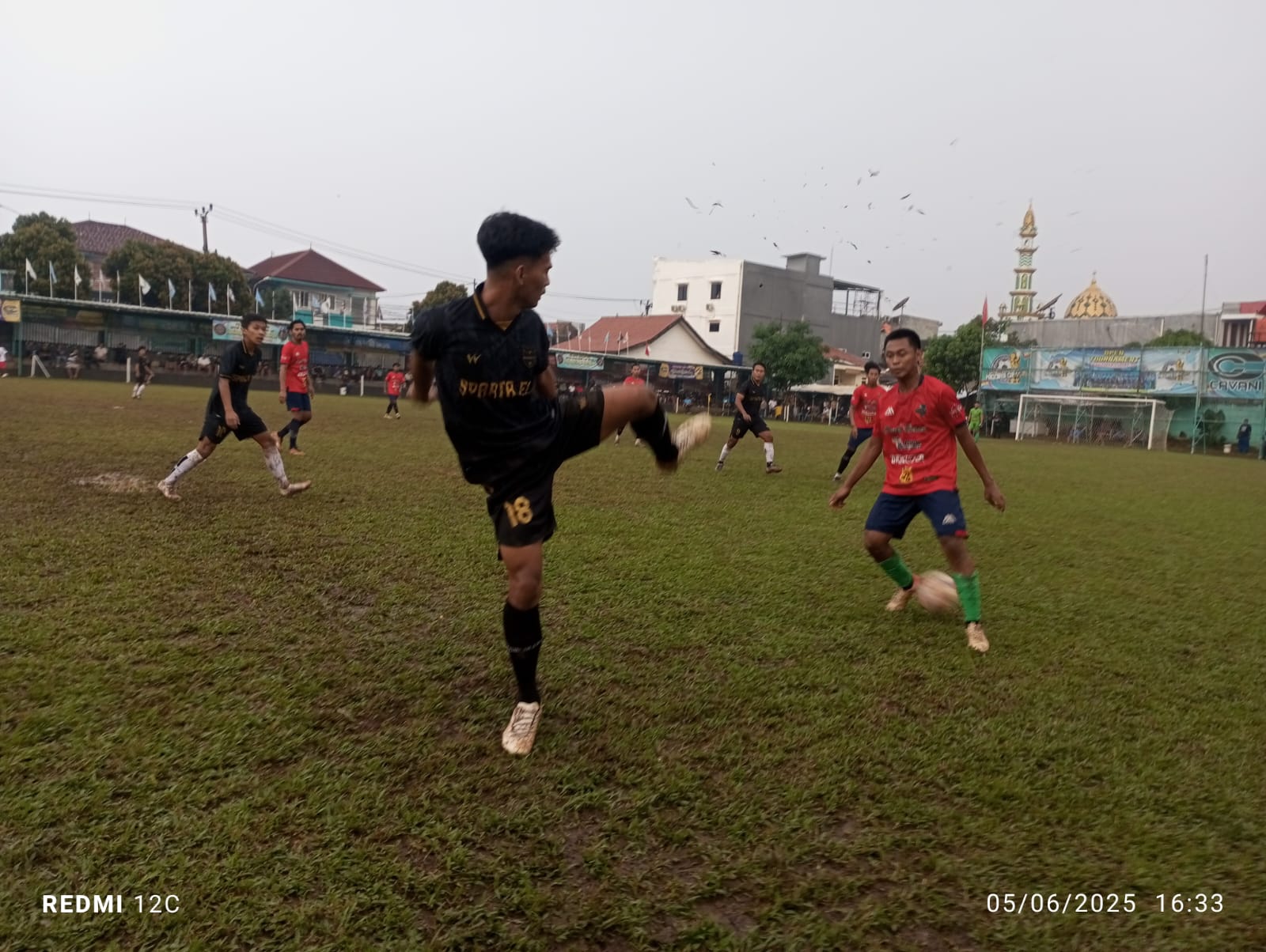 Pemain Ponser FC, Niki mencoba melewati hadangan pemain Khana  Sparta, Jahran. (ist)