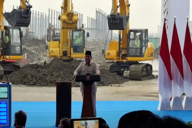 Prabowo: Yang Tidak Bisa Ikut Cepat, Kita Tinggalkan Di Pinggir Jalan Saja Presiden Prabowo pada acara groundbreaking ekosistem industri baterai kendaraan listrik terintegrasi Konsorsium Antam-IBC-CBL di Karawang, Jawa Barat, Foto : Ist