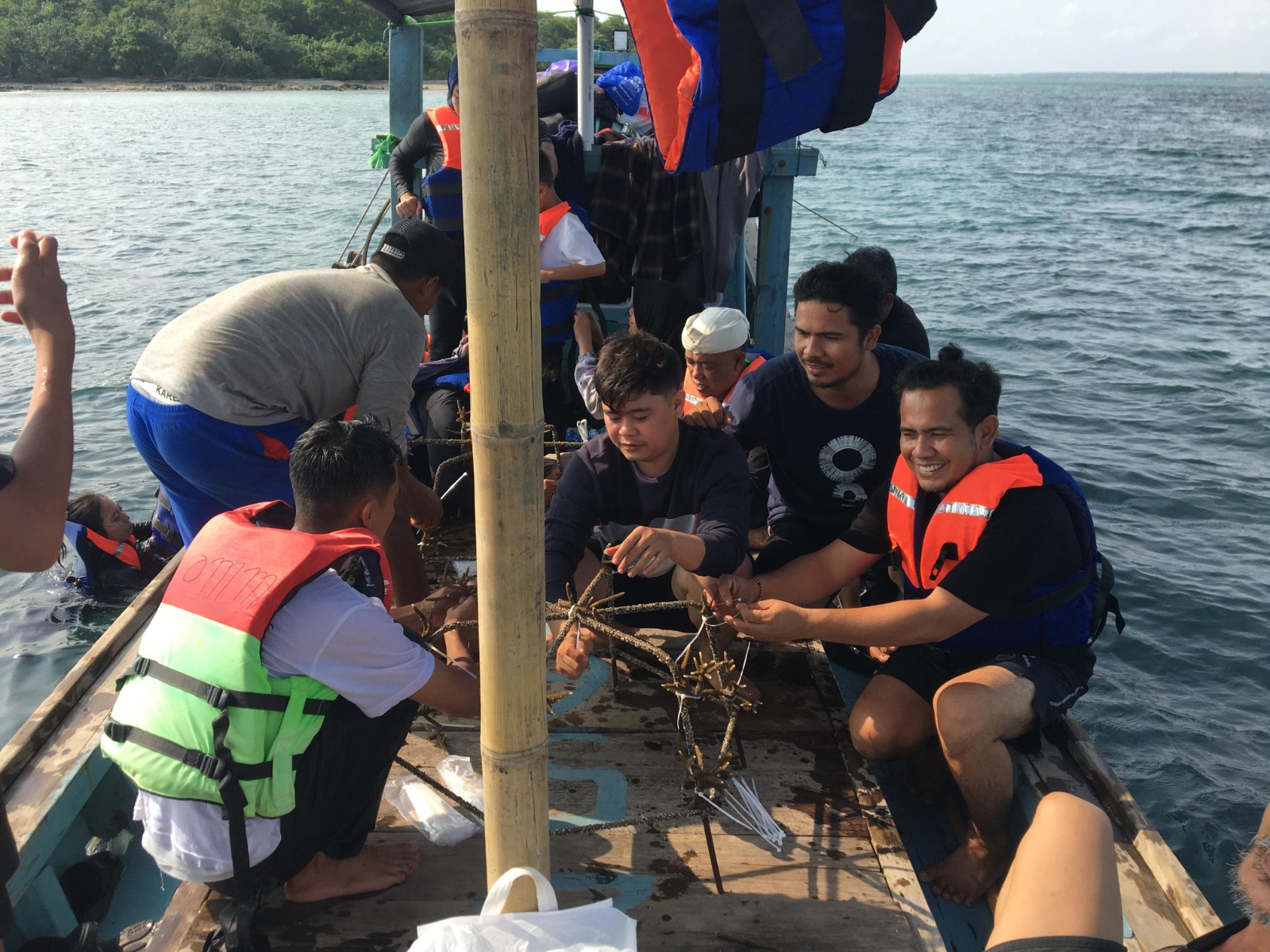 Prades Dan Pokdarwis Bandung Donasi 60 Bibit Terumbu Karang Prades dan Pokdarwis Desa Bandung, bersama FPTK Banten, sedang merakit fragmen terumbu karang ke rak jaring laba-laba untuk dilestarikan di Perairan Pulau Liwungan Kecamatan Panimbang, Kabupaten Pandeglang, Minggu (22/6).