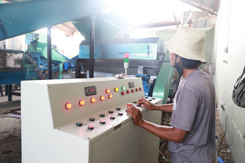 Produksi RDF Di Kota Tangerang Meningkat 100% Petugas pengelola sampah tengah menjalankan mesin produksi Refuse Derived Fuel (RDF).