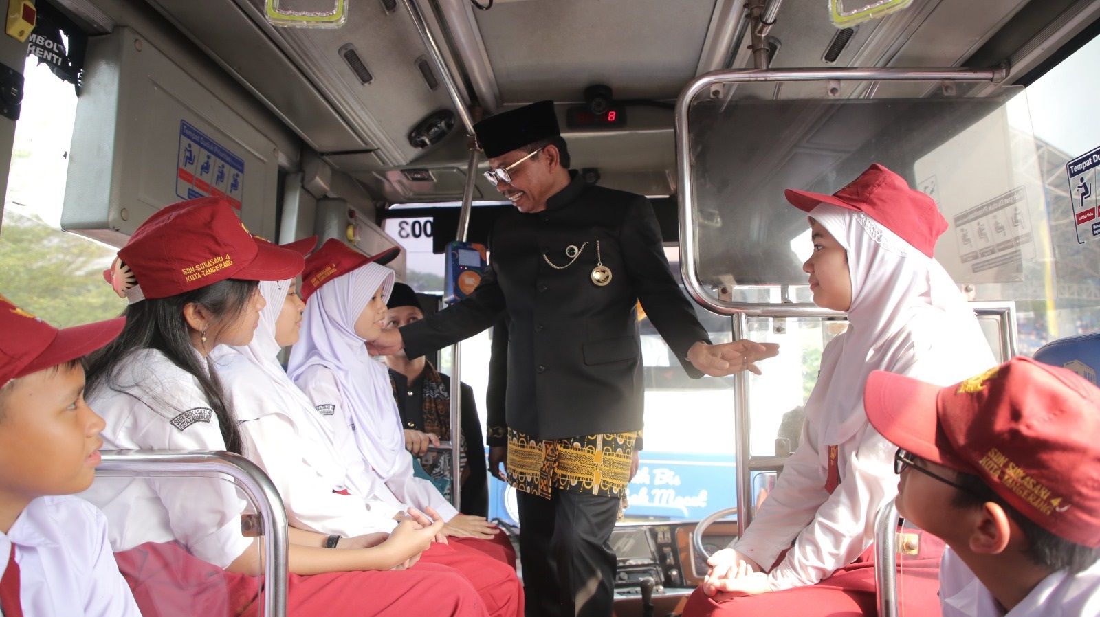 Program Angkutan Gratis Sukses Layani 12 Ribu Pelajar Wali Kota Tangerang, Sachrudin, saat memantau layanan angkutan gratis bagi pelajar Kota Tangerang beberapa waktu lalu.