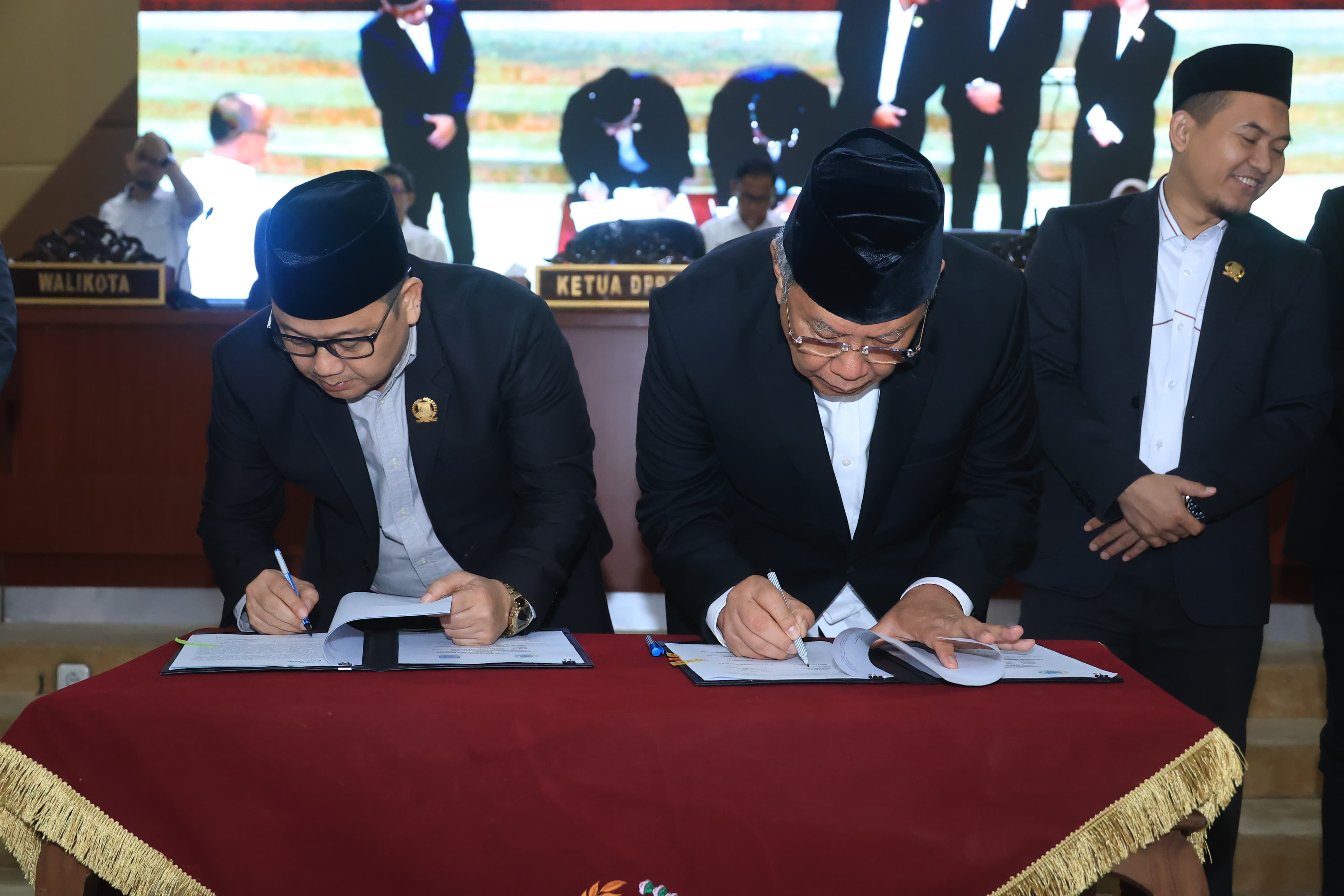 Proyeksi APBD Perubahan Tambah Rp 200 M DPRD Kota Tangsel bersama Wali Kota Tangsel menandatangani nota keuangan KUA PPAS APBD Perubahan 2025.