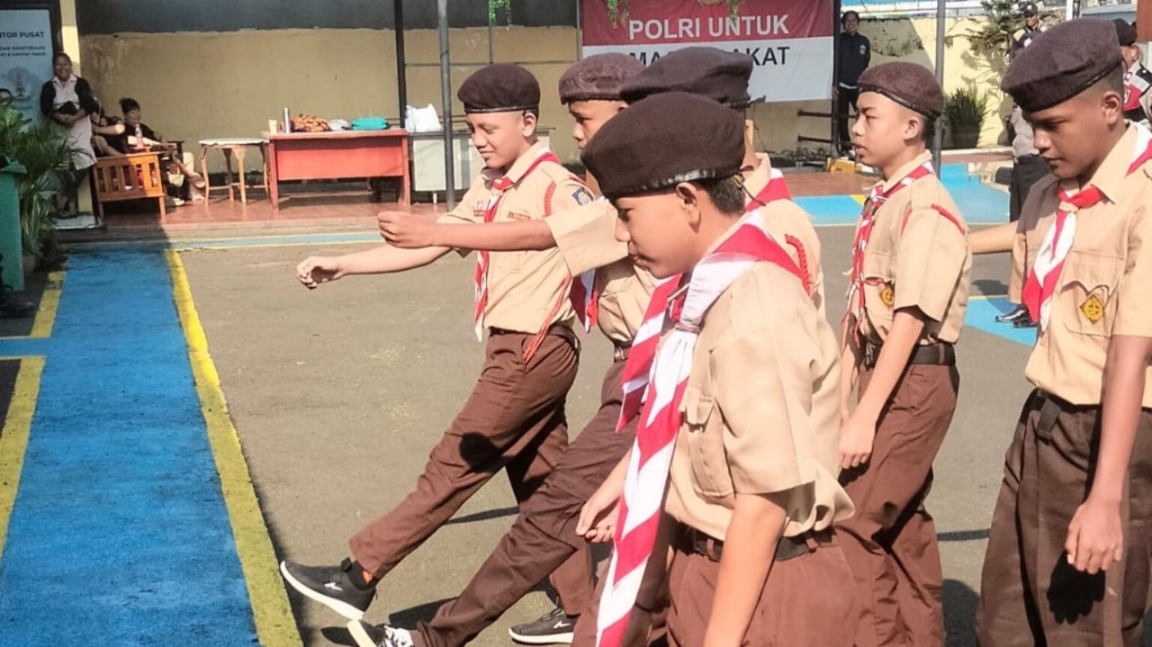 Polsek Ciputat Timur berikan pelatihan pramuka kepada para remaja yang diduga terlibat tawuran.