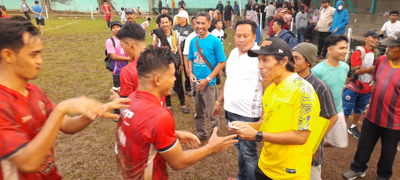 Para pemain BBP antre mendapatkan bonus seusai pertandingan. (ist)