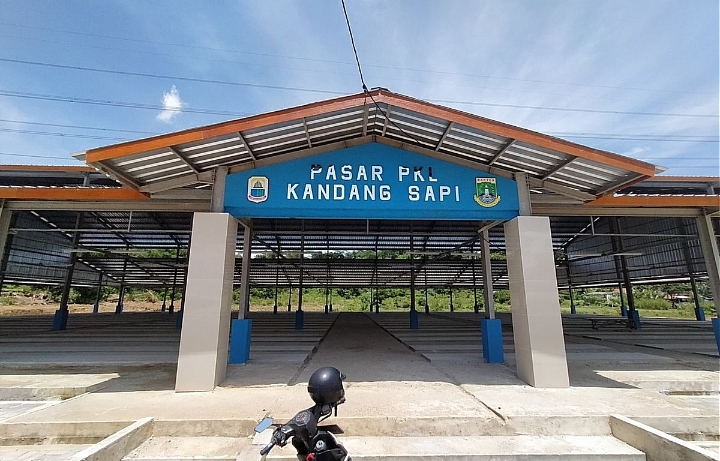 Rencana Relokasi PKL ke Pasar Kandang Sapi Molor Suasana di Pasar Kandang Sapi Narimbang Mulya, Rangkasbitung, Kabupaten Lebak, terlihat masih sepi atau belum ada yang mengisi, kemarin.