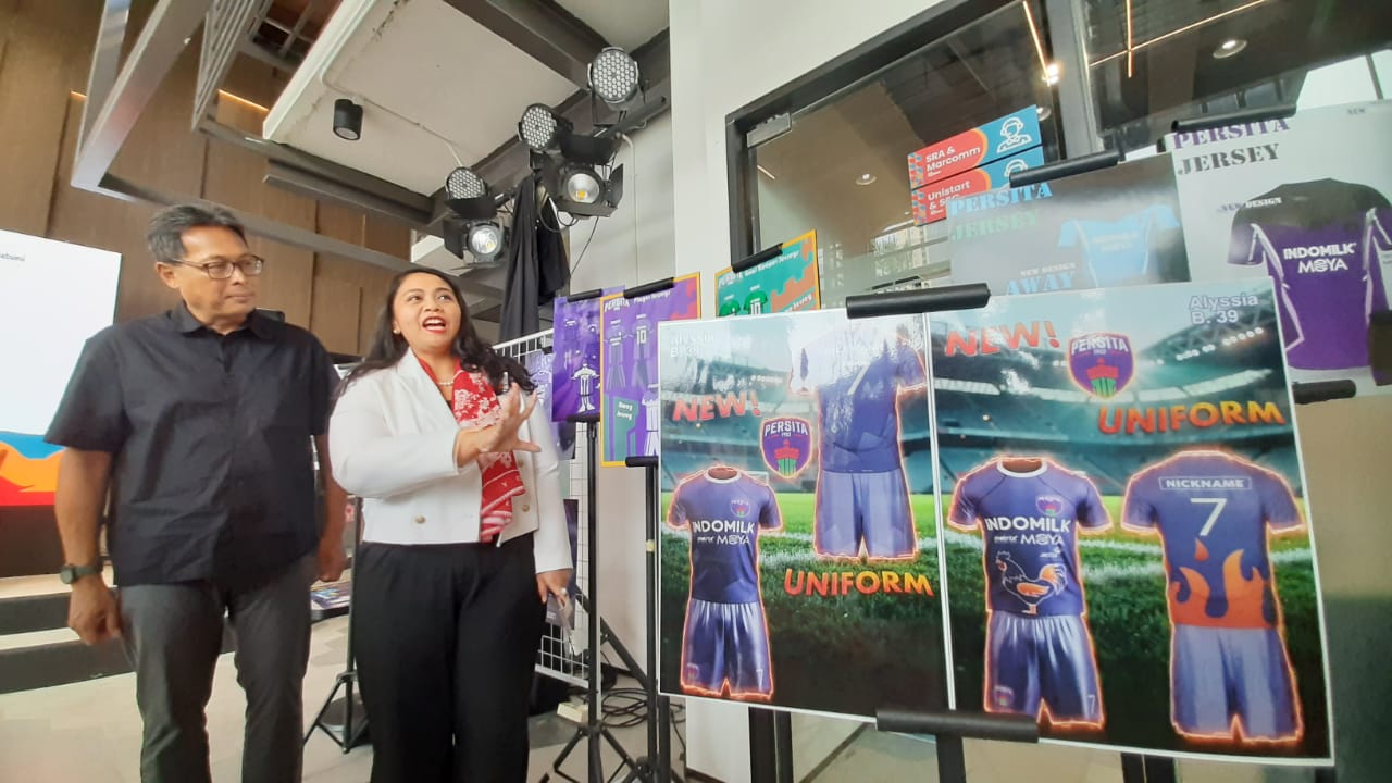 CEO USG Education,  Adhirama G. Tusin bersama  Kepala Kampus USG Education BSD, Niluh Komang Aimee, BA, MBA, saat memperlihatkan karya peserta didik. Foto :