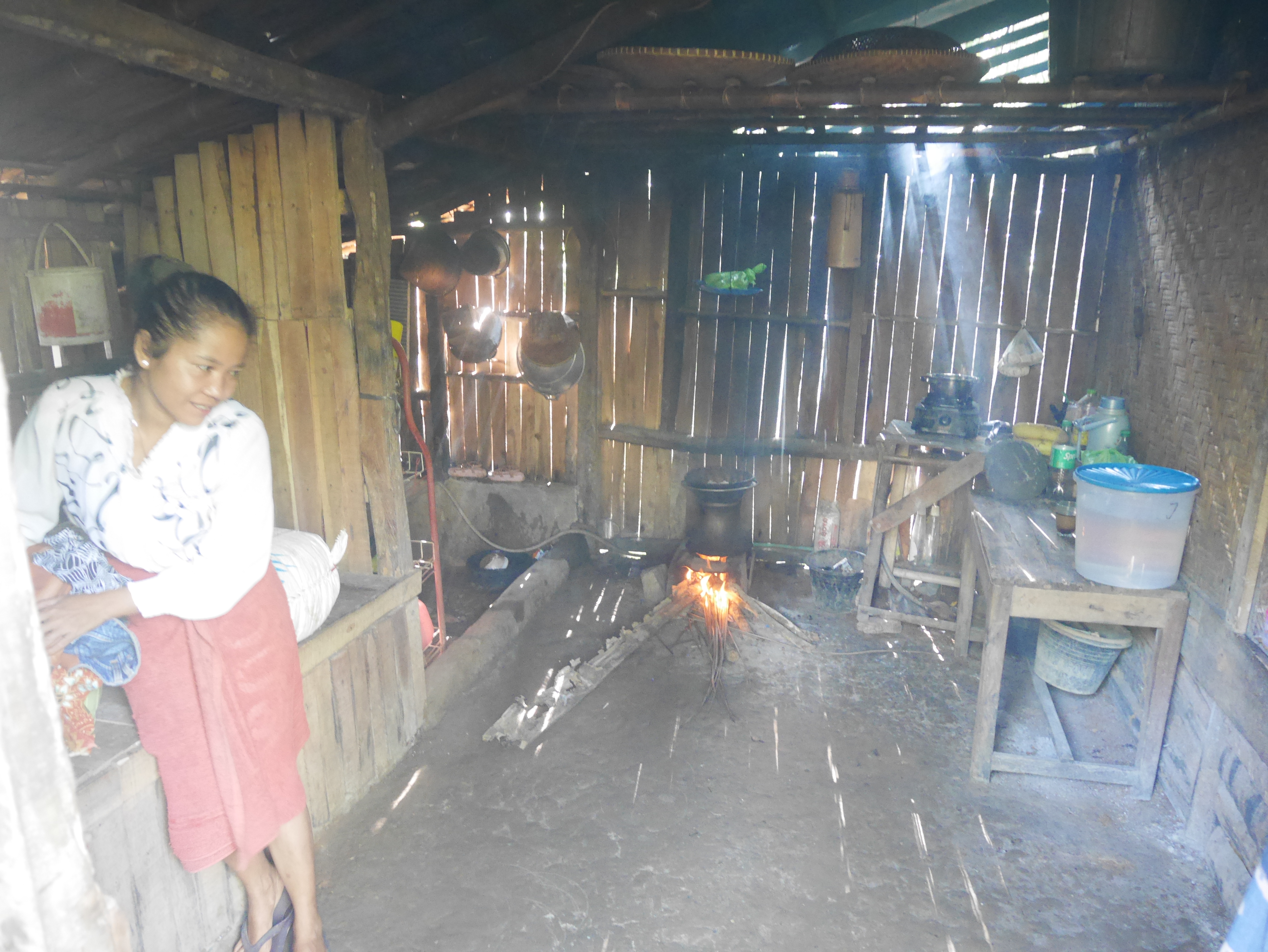 Ribuan KPM di Banten Bakal Diguyur Bantuan UEP Rp 4 Miliar Warga di Desa Manglid, Kecamatan Cibitung, Kabupaten Pandeglang, tengah beraktivitas di rumah gubuk yang dibangun di atas area perkebunan. Tahun ini Dinsos Banten menganggarkan Rp 4 miliar untuk program UEP bagi 2.000 KPM.(Ari Supriadi-tangselpos.id)