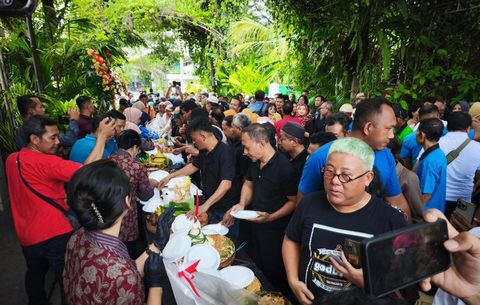 Ribuan Orang Rayakan Jokowi Ultah Ke-64 Warga Solo saat merayakan Ultah Jokowi ke 64. Foto : Ist