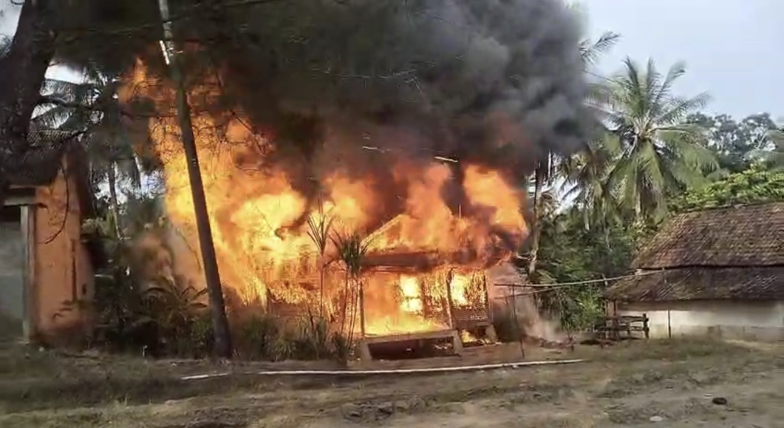 Terlihat api sangat besar telah membakar rumah semi permanen milik Hani (35) warga Kampung Simpang Tiga RT/RW 03/03, Desa Kutakarang, Kecamatan Cibitung, Kabupaten Pandeglang, hingga ludes, Selasa (3/6).