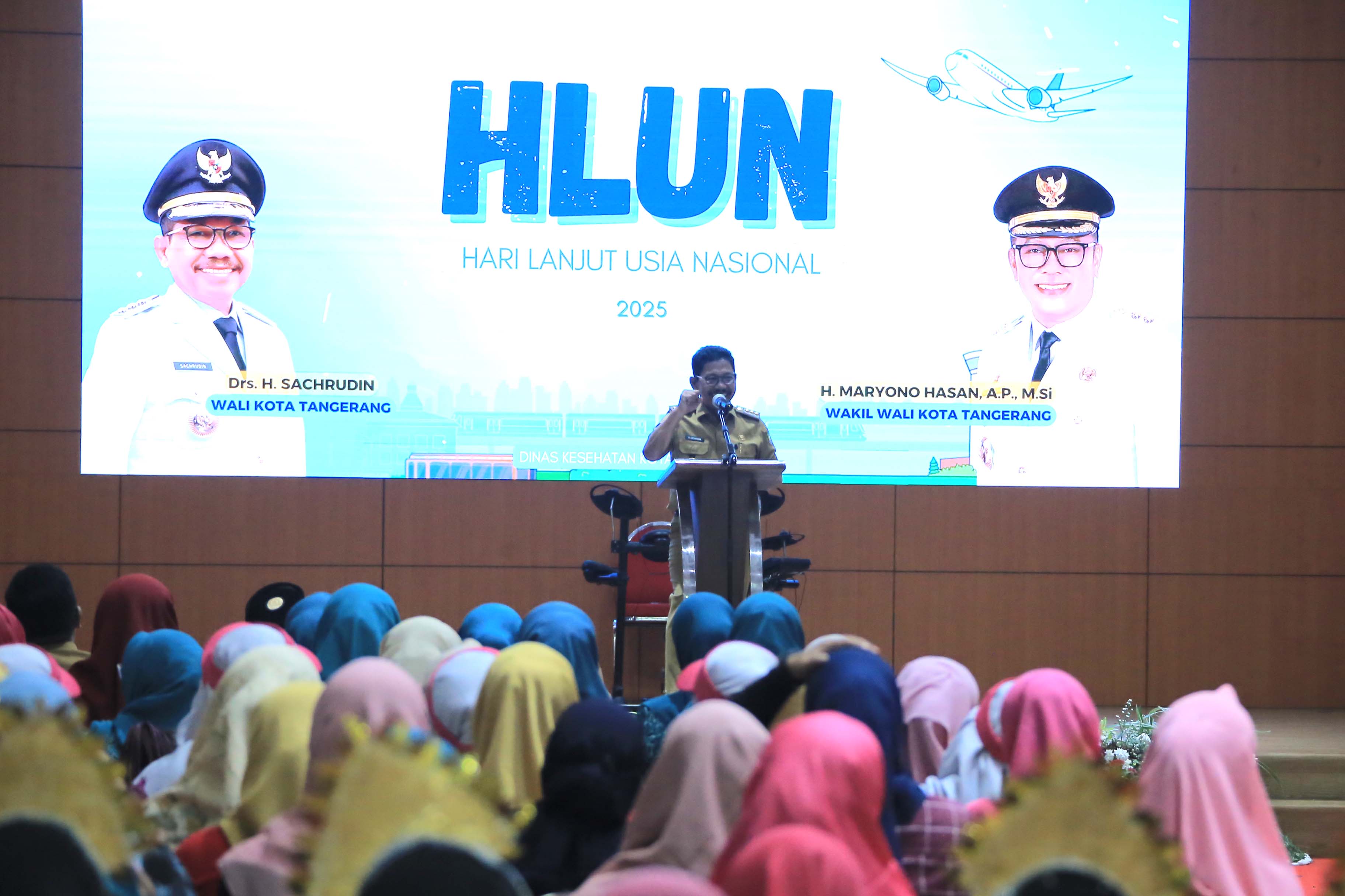 Sachrudin Ingin Wujudkan Lansia Sumringah Wali Kota Tangerang, Sachrudin, tampak sedang sambutan dalam acara Puncak Peringatan Hari Lanjut Usia Nasional (HLUN) 2025 yang digelar di Aula Al-Amanah, Pusat Pemerintahan Kota (Puspemkot) Tangerang pada Selasa (10/6).