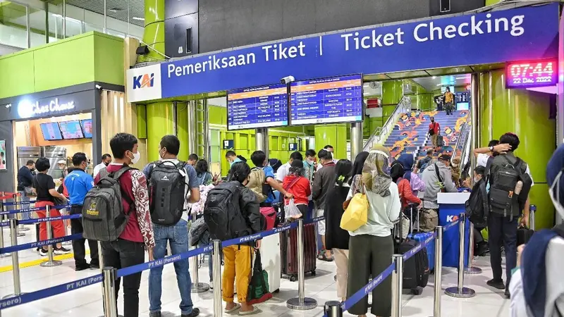 Suasana antrian tiket kereta api di Stasiun Gambir. Foto : Ist