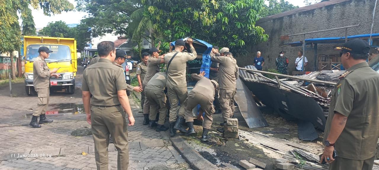 Satpol PP Tertibkan Bangunan Liar di Kawasan Perumahan Aster Cibodas Petugas gabungan tampak sedang melakukan pembongkaran terhadap Bangunan Liar (Bangli) di kawasan Perumahan Aster Cibodas, Kecamatan Cibodas, Kota Tangerang pada Rabu (11/6).