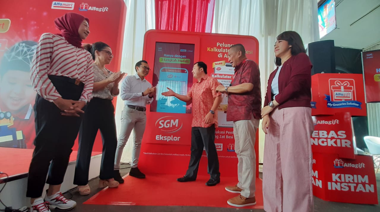 Jajaran direksi Danone Indonesia  bersama direksi alfamart saat meluncurkan kalkulator zat besi