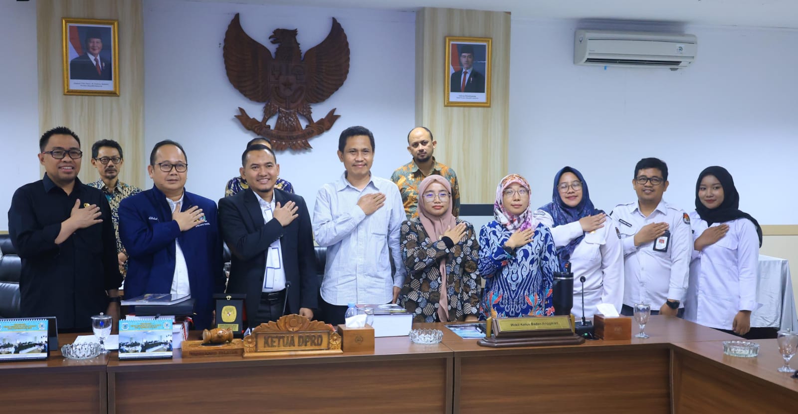 Komisioner KPU Tangsel serahkan berkas laporan Pilkada 2024. Rombongan KPU yang di ketuai M Taufiq MZ diterima Ketua DPRD Tangsel, Abdul Rasyid serta Wakil Ketuanya, Wanto Sugito dan M Yusuf.
