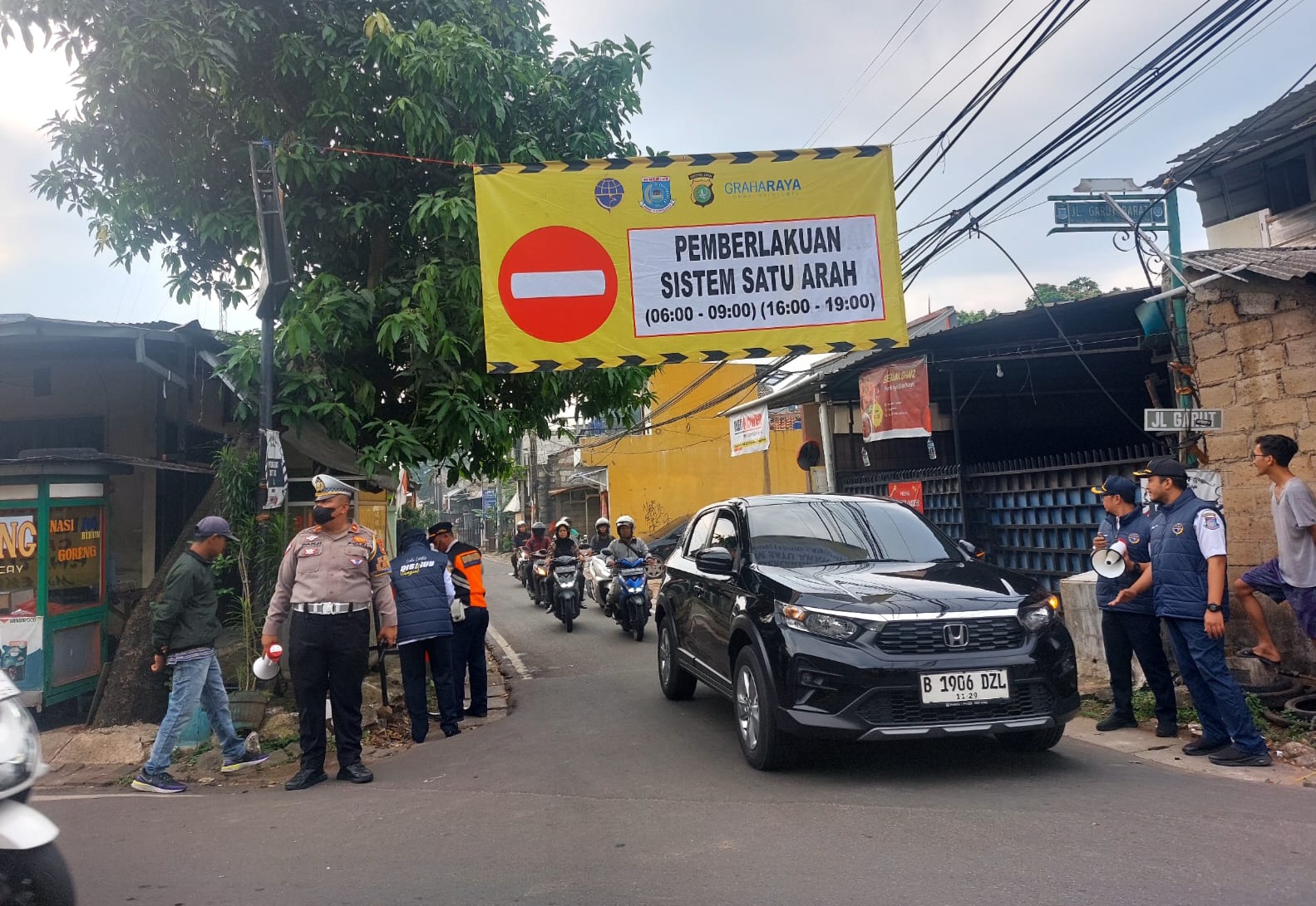 LALU LINTAS. Uji Coba penerapan Sistem Satu Arah di Jalan Garut Barat, Pondok Aren, Senin (2/6). Foto : Ist