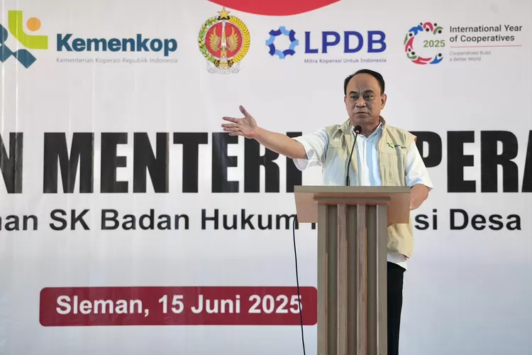 Sleman Penuhi Target 100 Persen Kopdes, Menkop Dan Sri Sultan Kasih Jempol Menteri Koperasi Budi Arie Setiadi. Foto : Ist