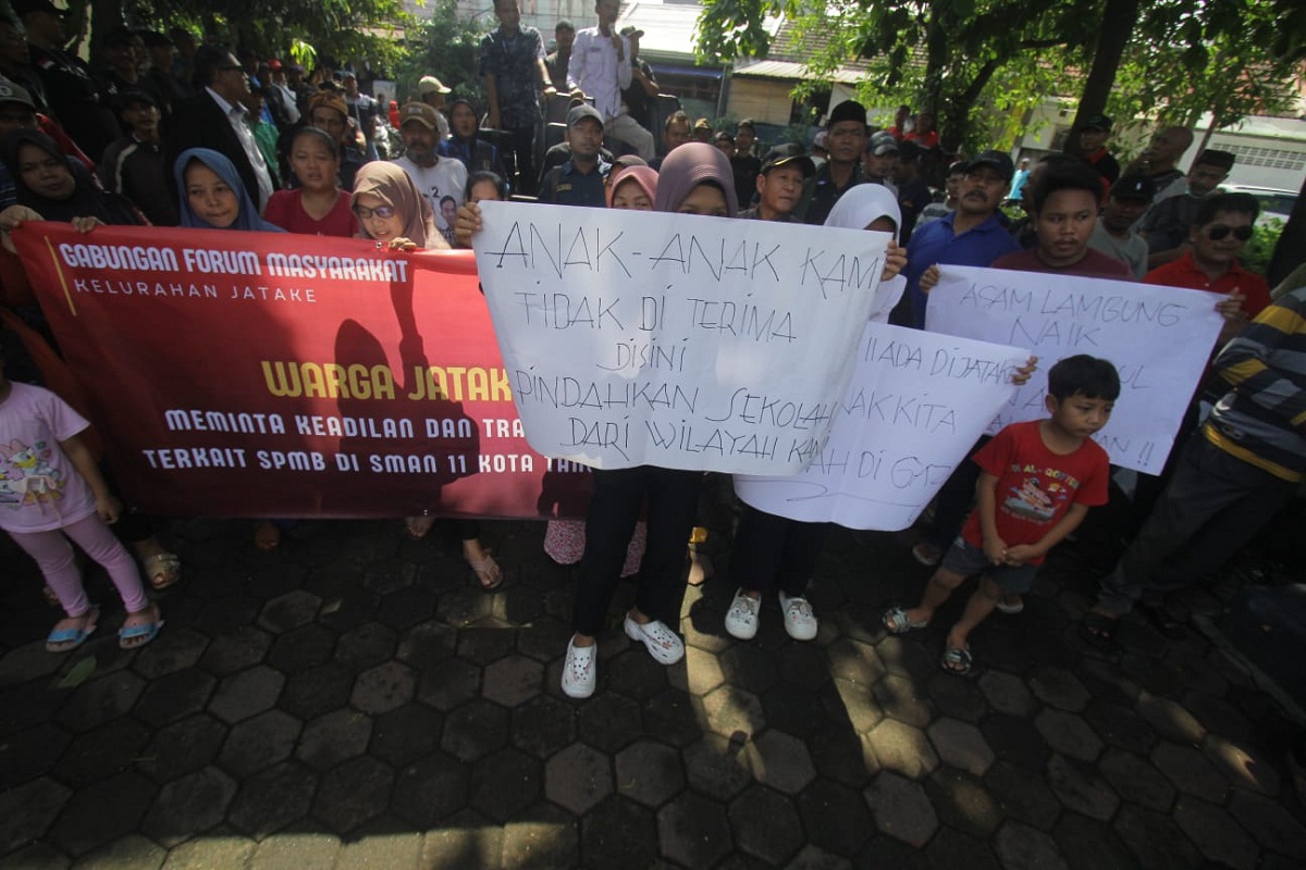 Sekelompok warga Jatake yang tergabung dalam Gabungan Forum Masyarakat Kelurahan Jatake, Senin (30/6) menggelar aksi protes terhadap SMA Negeri 11 Kota Tangerang.