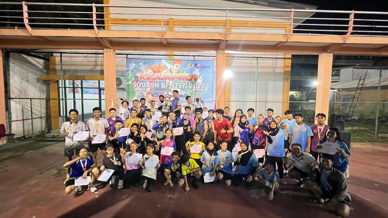 Squash Kota Tangerang Raih Juara Umum Kejurprov Banten Kontingen Cabang Olahraga (Cabor) Squash Kota Tangerang foto bersama usai berhasil meraih predikat Juara Umum dalam perhelatan Kejuaraan Provinsi (Kejurprov) Banten II Tahun 2025.