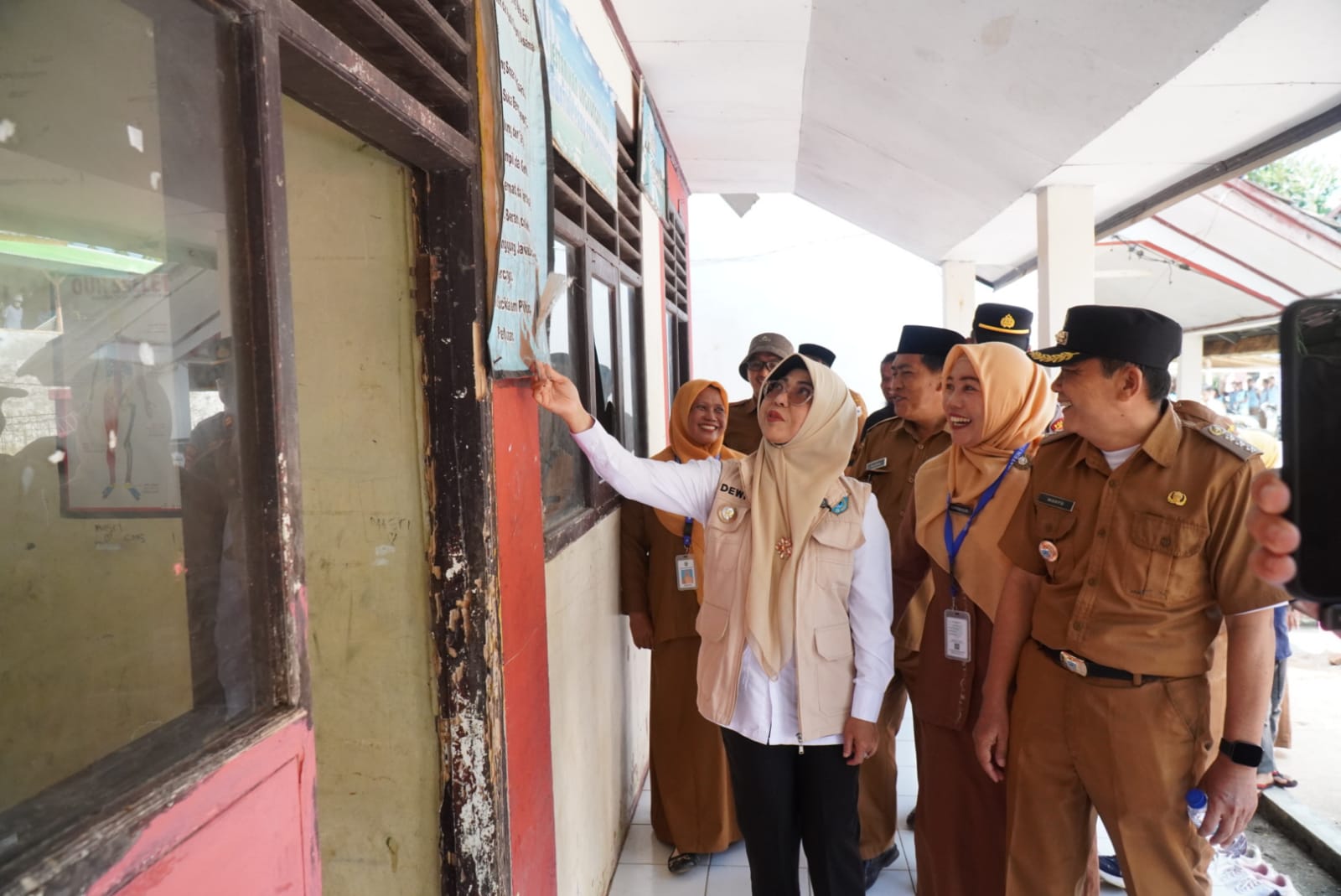 Tahun Ini, Dewi-Iing Fokus Benahi Sarana Pendidikan Bupati Pandeglang Raden Dewi Setiani didampingi jajaran, sedang melongok kondisi bangunan gedung SDN 3 Cikayas, Kecamatan Angsana, Kabupaten Pandeglang, kemarin.