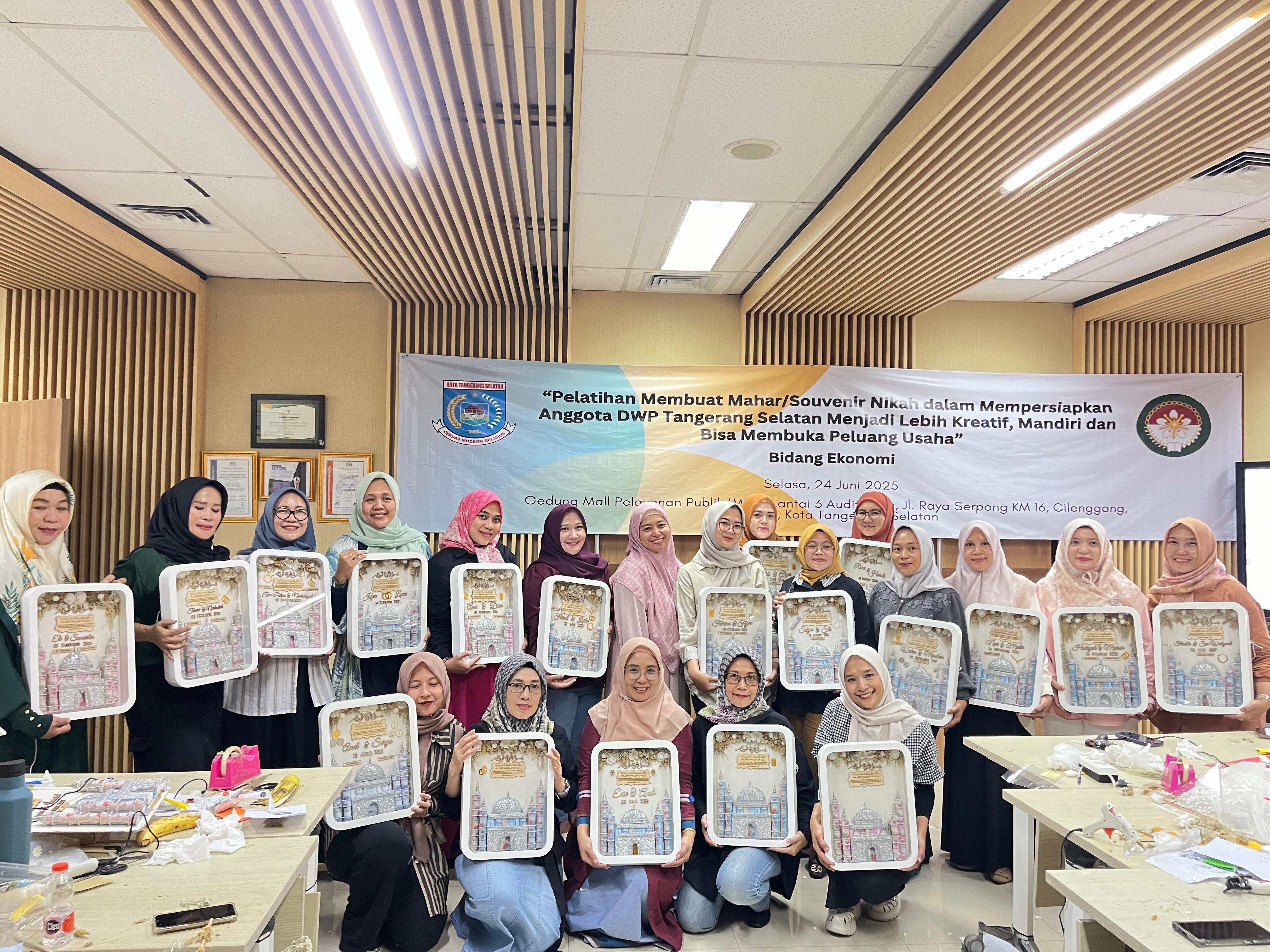 Tingkatkan Kreativitas, Ibu-ibu DWP Dilatih Membuat Mahar Pernikahan Foto : Ist