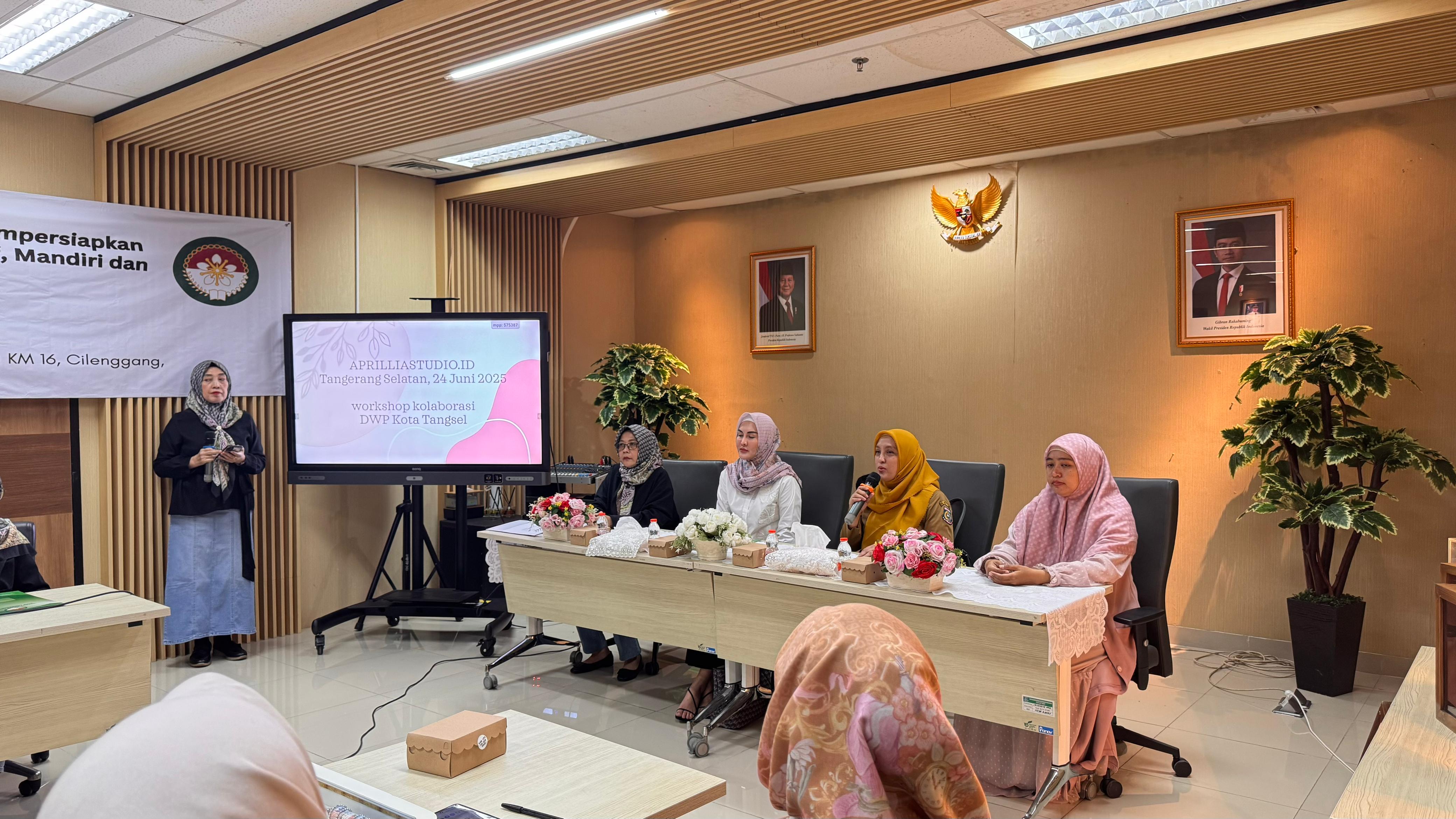 Tingkatkan Kreativitas, Ibu-ibu DWP Dilatih Membuat Mahar Pernikahan Pelatihan diselenggarakan di Auditorium lantai 3,Gedung Mall Pelayanan Publik, Cilenggang, Kecamatan Serpong,Tangsel, Selasa (24/6). (tangselpos.id/irm)
