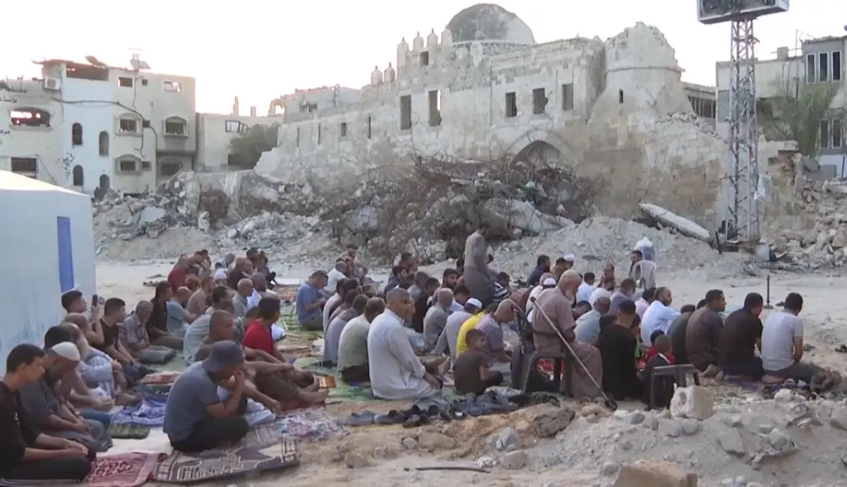 Warga Gaza Rayakan Idul Adha Dengan Perut Lapar Warga Gaza menunaikan Salat Id Adha di tenfah reruntuhan. Foto : Ist