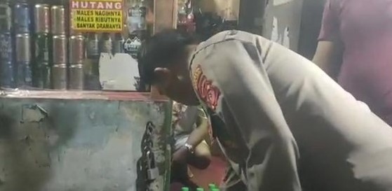 Warung Kelontong di Bogor Ketahuan Jual Miras Ilegal Foto : Ist