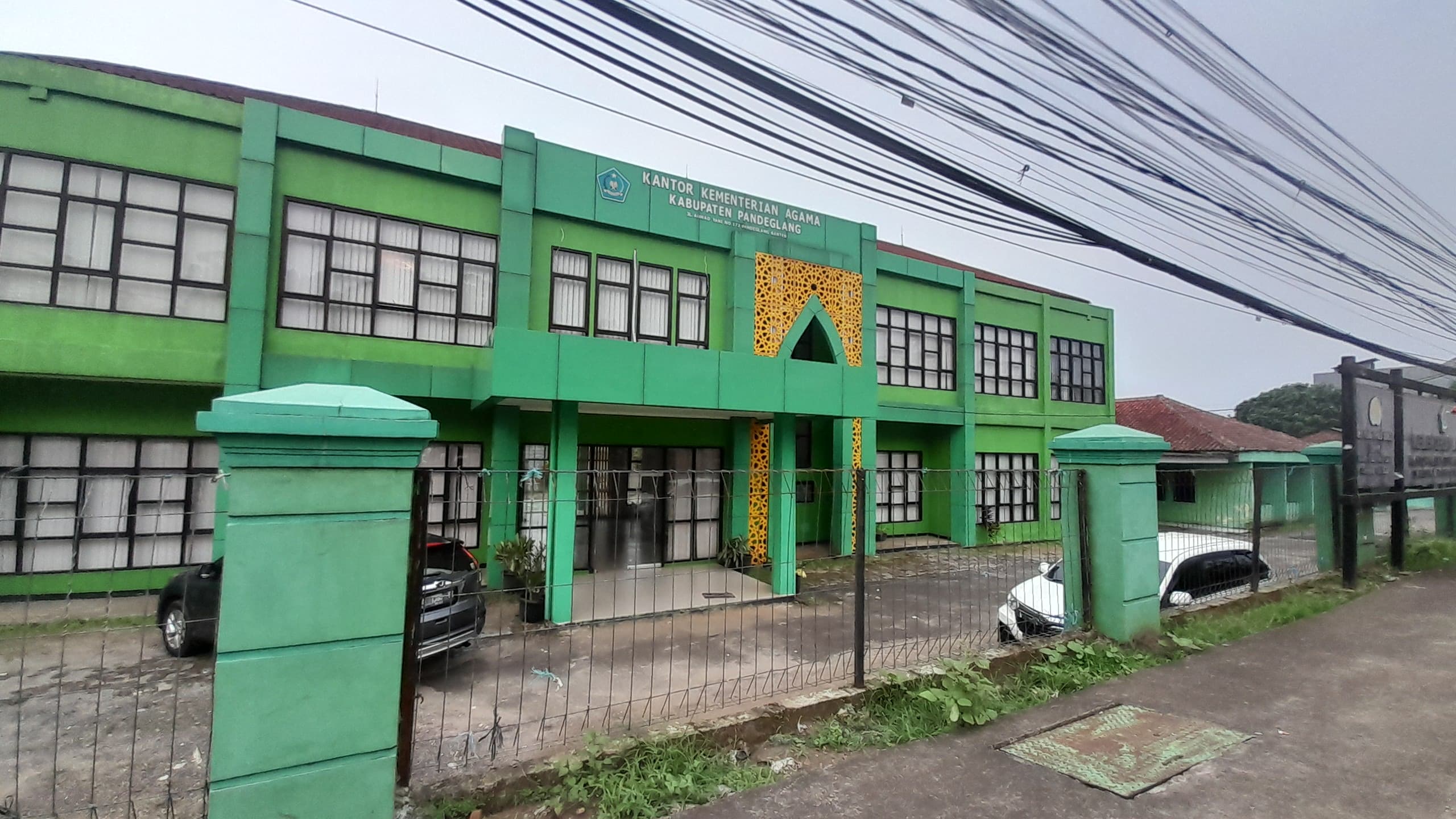 Situasi di lingkungan Kantor Kemenag Pandeglang, terlihat sepi pada saat jam istirahat, Senin (7/7).