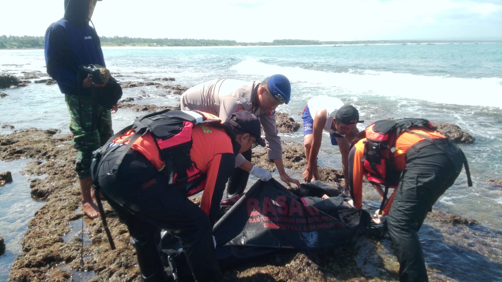 Tim SAR gabungan sedang melakukan evakuasi korban yang hilang digulung ombak di pantai Karangseke, Desa Muara Binuangeun, Kecamatan Wanasalam, Kabupaten Lebak, Senin (7/7).