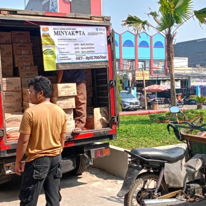 6.000 Liter Minyakita Di Bawah HET Didistribusikan Ke Pedagang Sebanyak 6.000 liter Minyakita didistribusikan kepada pedagang di Pasar Anyar Kota Tangerang saat Operasi Pasar (OP) Murah. Kegiatan ini dilakukan oleh Dinas Perindustrian Perdagangan Koperasi dan Usaha Kecil Menengah (Disperindagkop UKM) Kota Tangerang pada Kamis (24/7).
