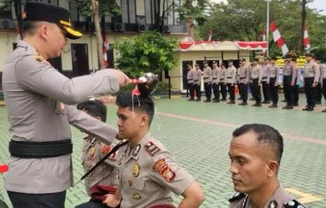 78 Personel Polres Tangsel Naik Pangkat Polres Tangsel gelar kegiatan kenaikan pangkat. Upacara kenaikan pangkat tersebut digelar di Mapolres Tangsel.