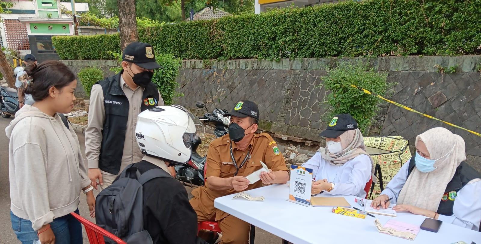 Razia pajak yang dilakukan oleh petugas gabungan di dekat Bintaro Plaza, Pondok Aren, Senin (28/7). (Ist)