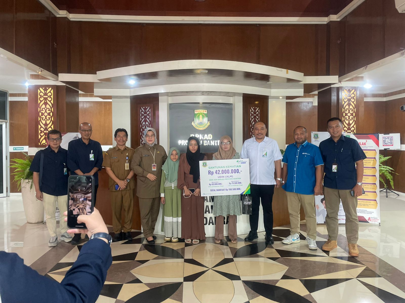 BPJS Ketenagakerjaan Kantor Wilayah, Banten menyerahkan santunan kematian dan beasiswa kepada ahli waris di BPKD Banten, Selasa (1/7/2025).(Istimewa)